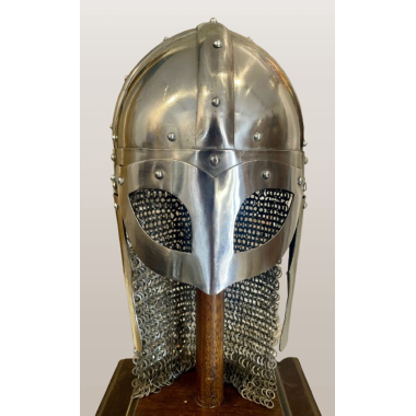 Wikingerhelm mit vernieteter Kettenbrünne