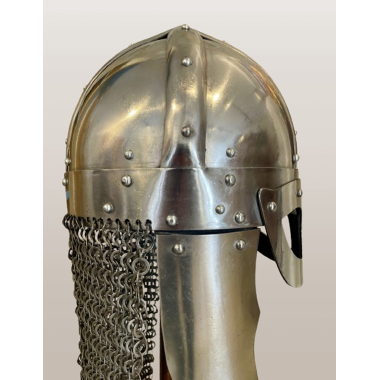 Wikingerhelm mit vernieteter Kettenbrünne