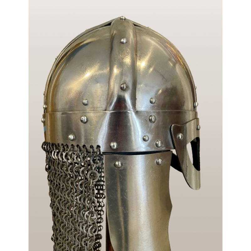 Wikingerhelm mit vernieteter Kettenbrünne