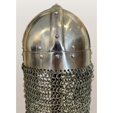 Wikingerhelm mit vernieteter Kettenbrünne