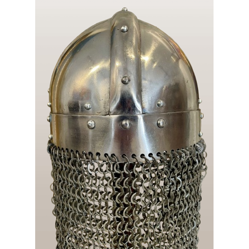 Wikingerhelm mit vernieteter Kettenbrünne