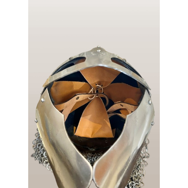 Wikingerhelm mit vernieteter Kettenbrünne