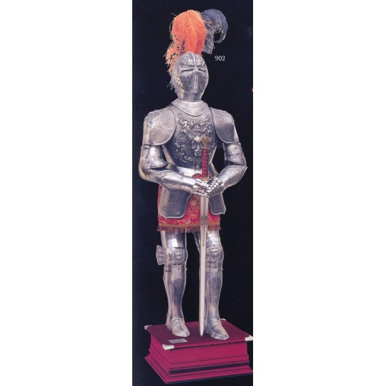 Ritterrüstung mit geprägter Verzierung