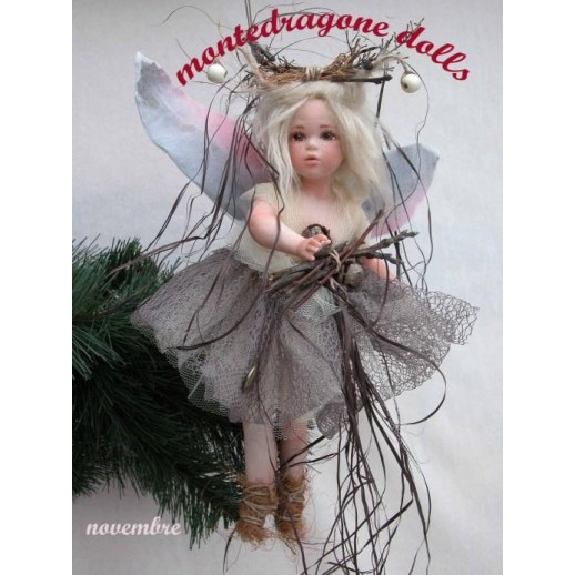 Elfe Fee Monats, Porzellanpuppe