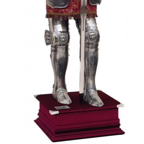 Ritterrüstung mit geprägter Verzierung