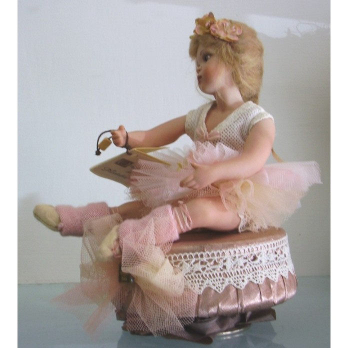 Porzellanpuppe Luisa Tänzerin mit Glockenspiel