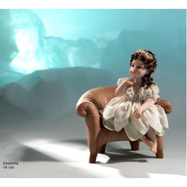 Porzellan Figur Skulptur Porzellanfigur Mädchen auf dem Sofa sitzen