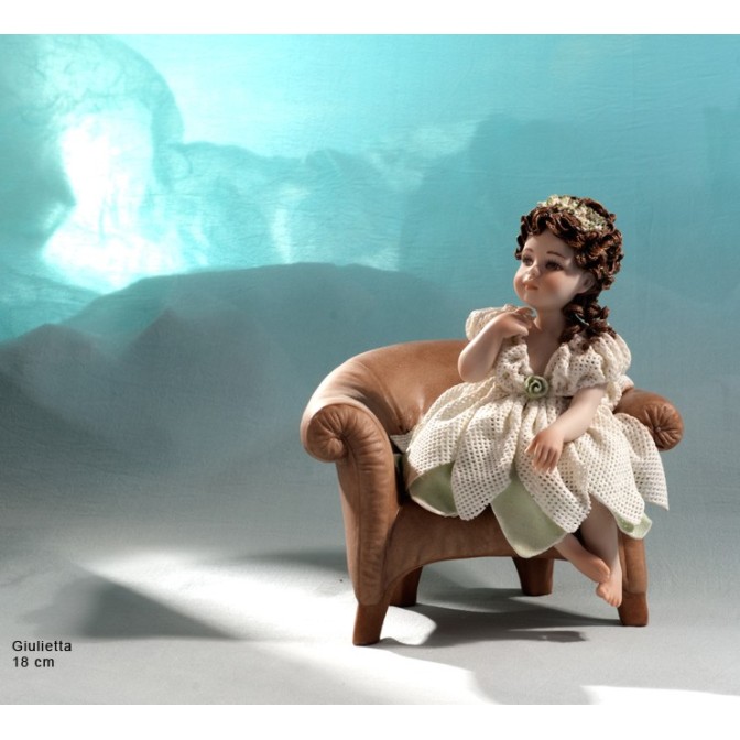 Porzellan Figur Skulptur Porzellanfigur Mädchen auf dem Sofa sitzen