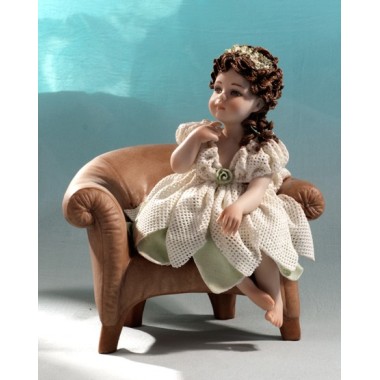 Porzellan Figur Skulptur Porzellanfigur Mädchen auf dem Sofa sitzen