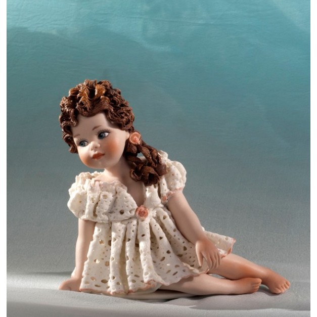 Porzellan-Skulpturen - Porzellanfigur - sitzendes Mädchen